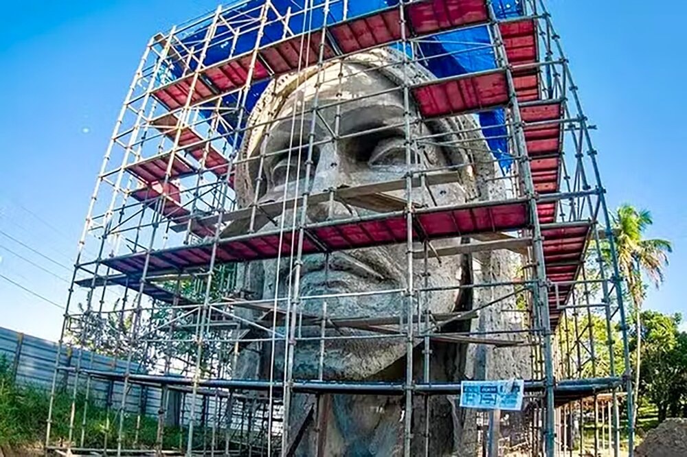 LARGE ICON: Pope Blesses Christ Statue That's A Head Above The Rest - Article cover image