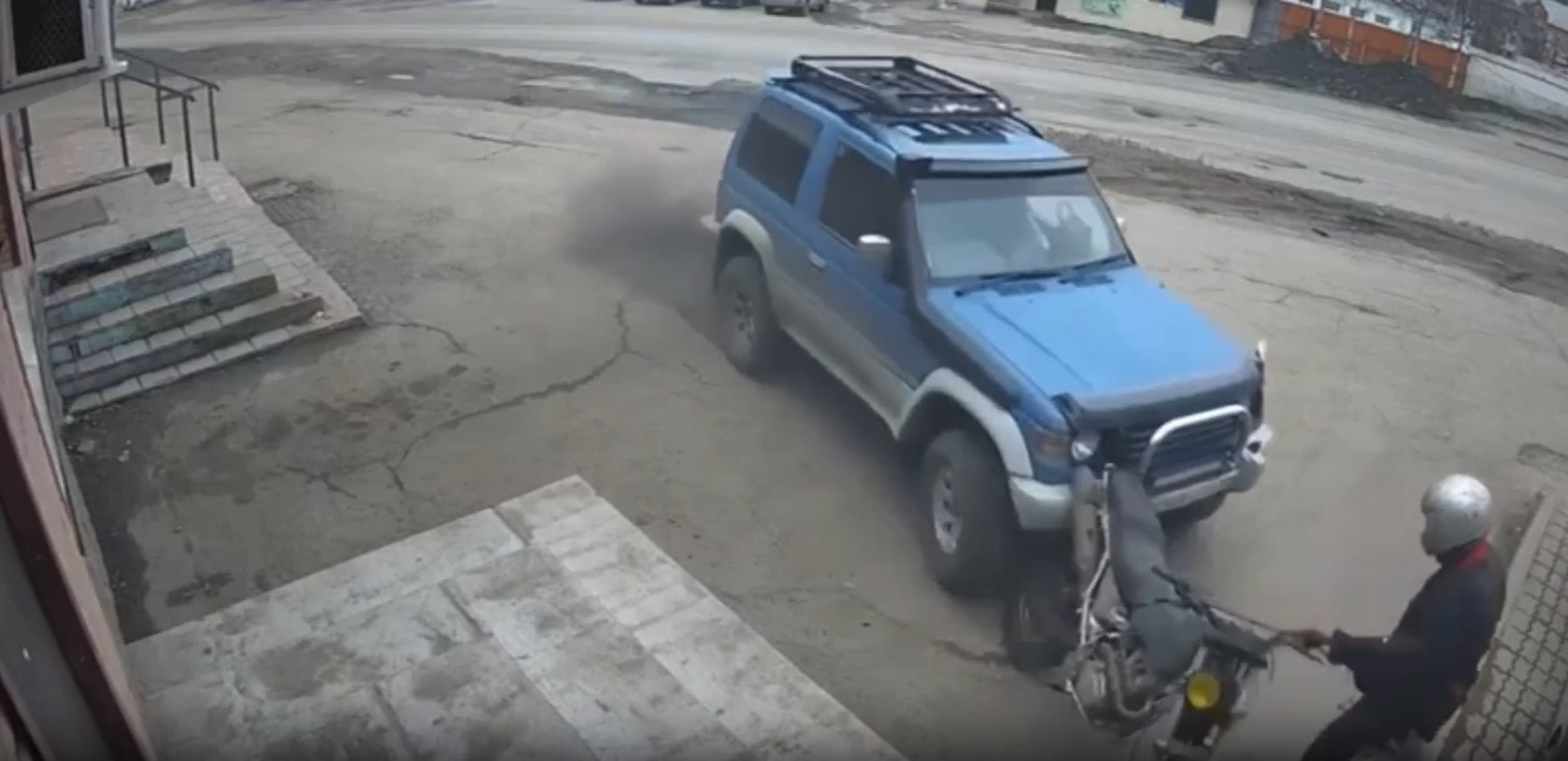 FAST & FURIOUS - Woman In SUV Repeatedly Rams Axe-Wielding Robber On Bike - Article cover image