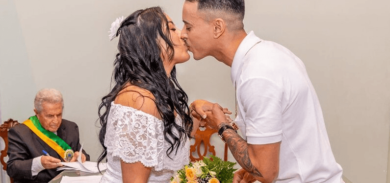 PSYCHO HUBBY NABBED! - Husband Stabbed Pregnant Wife To Death In Knife Frenzy - Article cover image