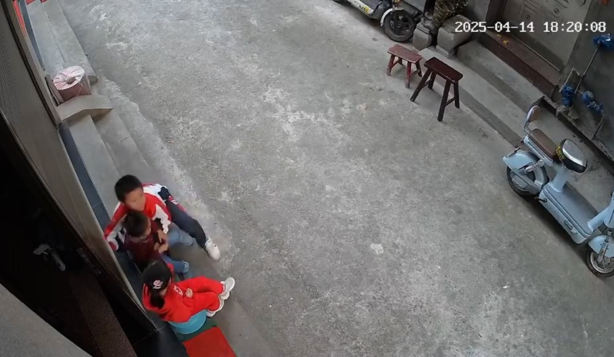 SNATCH OF THE DAY: Big Sis Saves Brother From Kidnapper - Article cover image