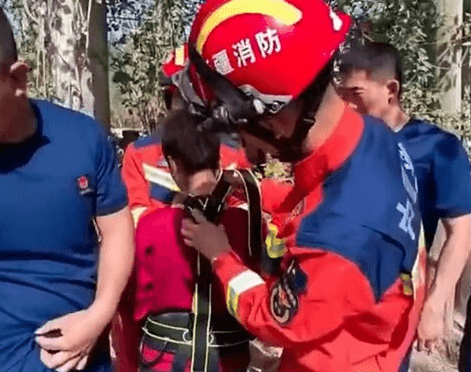 THIN PICKINGS - Cop Lowed Into Narrow Hole In Ground To Rescue Trapped Girl, Aged 2 - Article cover image