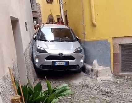TIGHT CORNER: Tourists Jam Car In Tiny Alley By Blindly Following Satnav - Article cover image