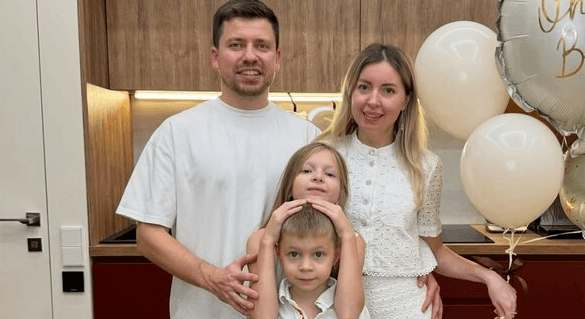 DRY ICED: Influencer Pregnant And Has New Life After Hubby And Pals Killed In Swimming Pool Stunt For Likes - Article cover image