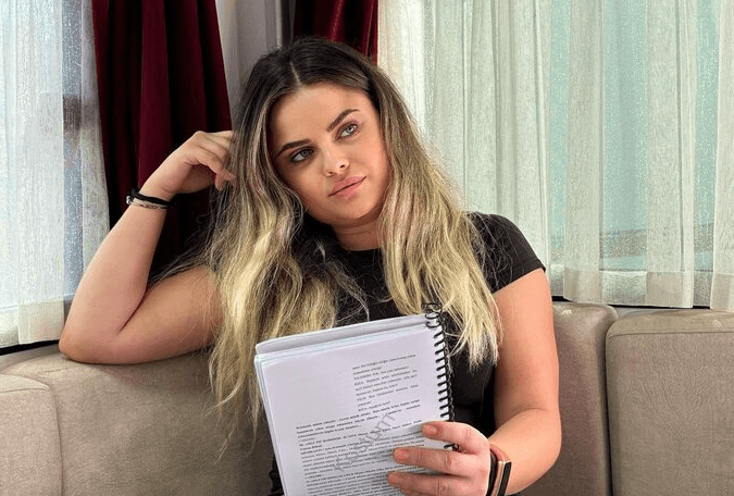 KNIFE FURY: TV Beauty Seized Over Frenzied Killing Of Best Pal - Article cover image