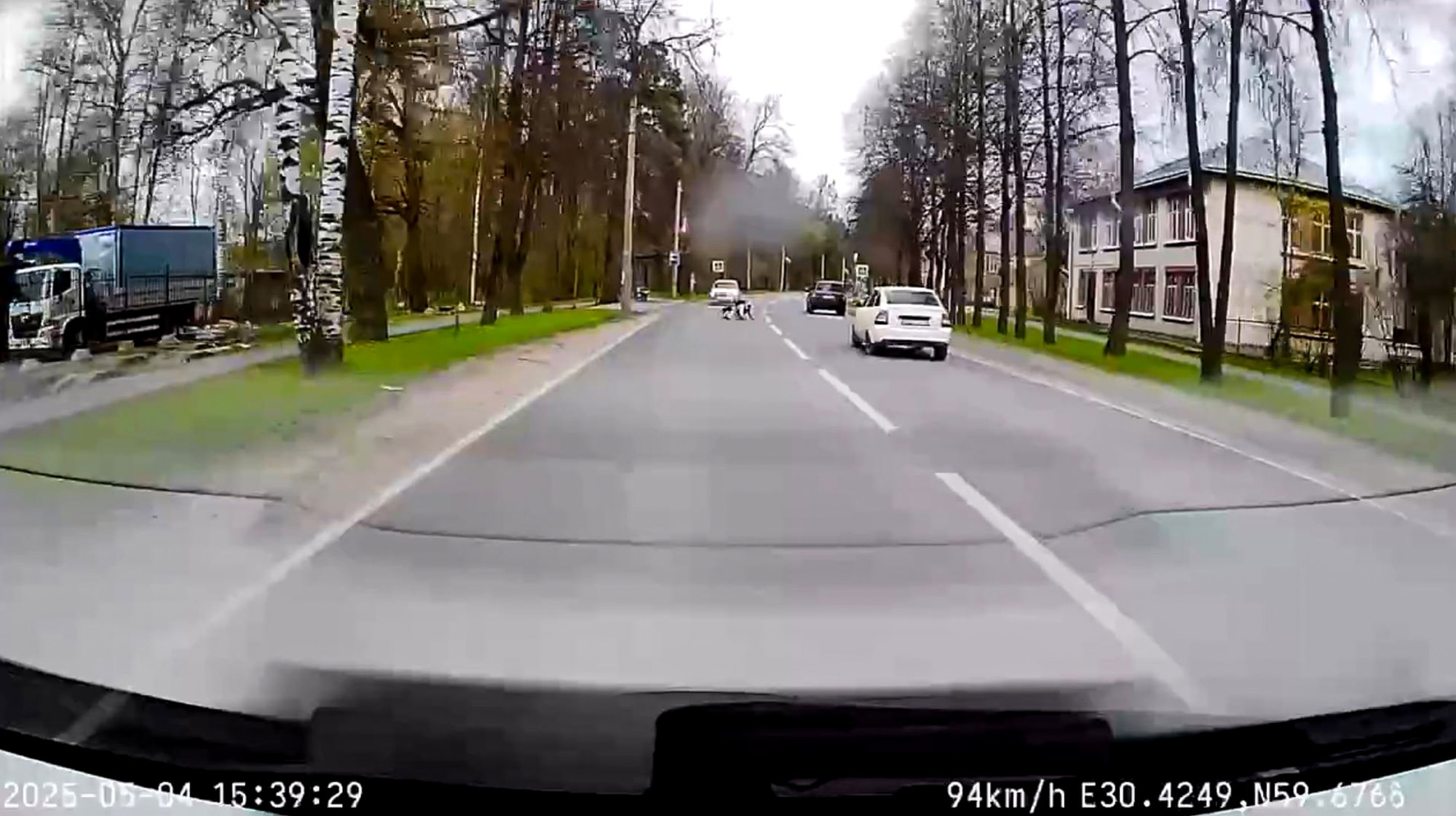 WHEELY STUPID - Unicyclist Overtakes Cars But Then Crashes Into Lamppost - Article cover image