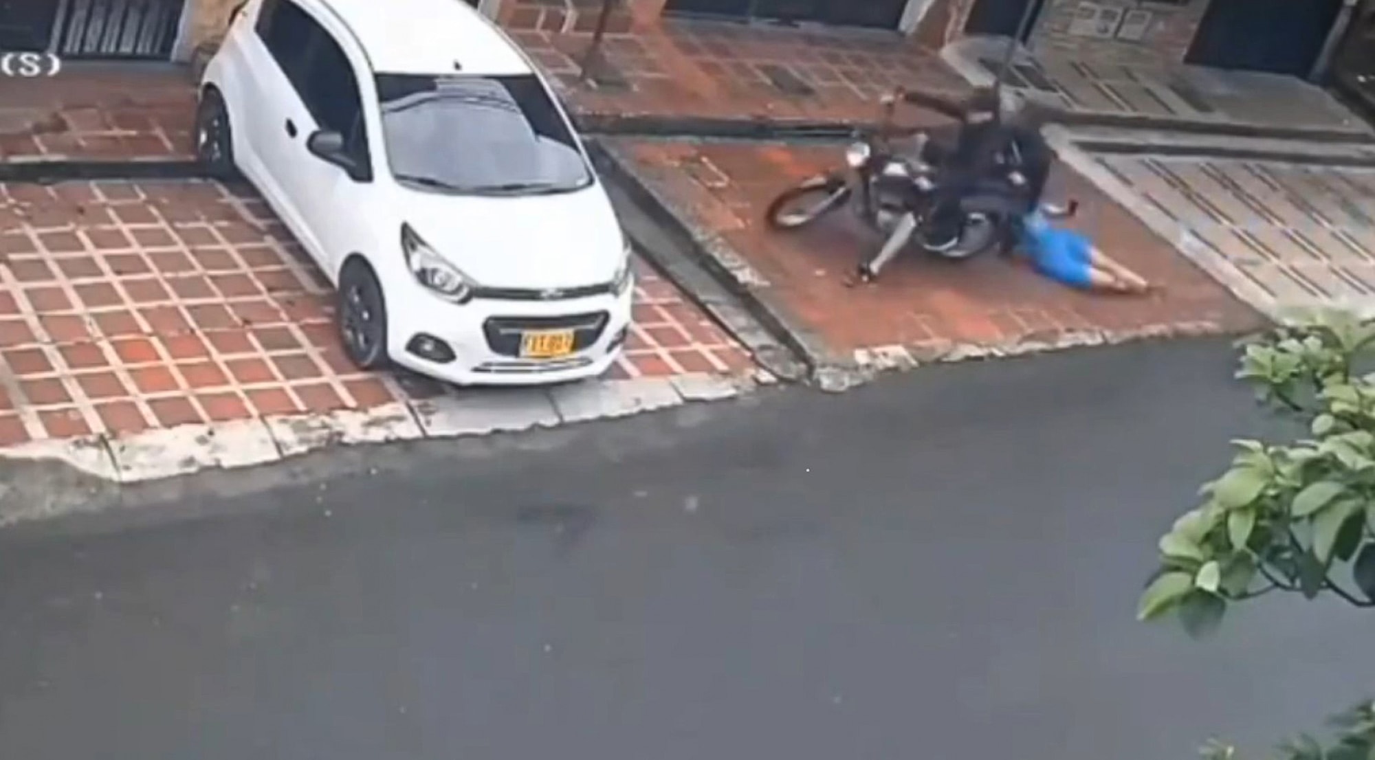 BAG OFF! Motorbike Muggers' Victim Batters Them With Backpack - Article cover image