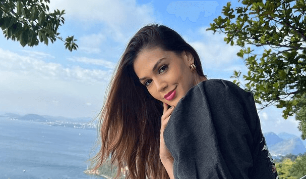 CROWN MISS - Beauty Queen And Dentist Has 'Priceless' Tiara Stolen In Car Break-In - Article cover image