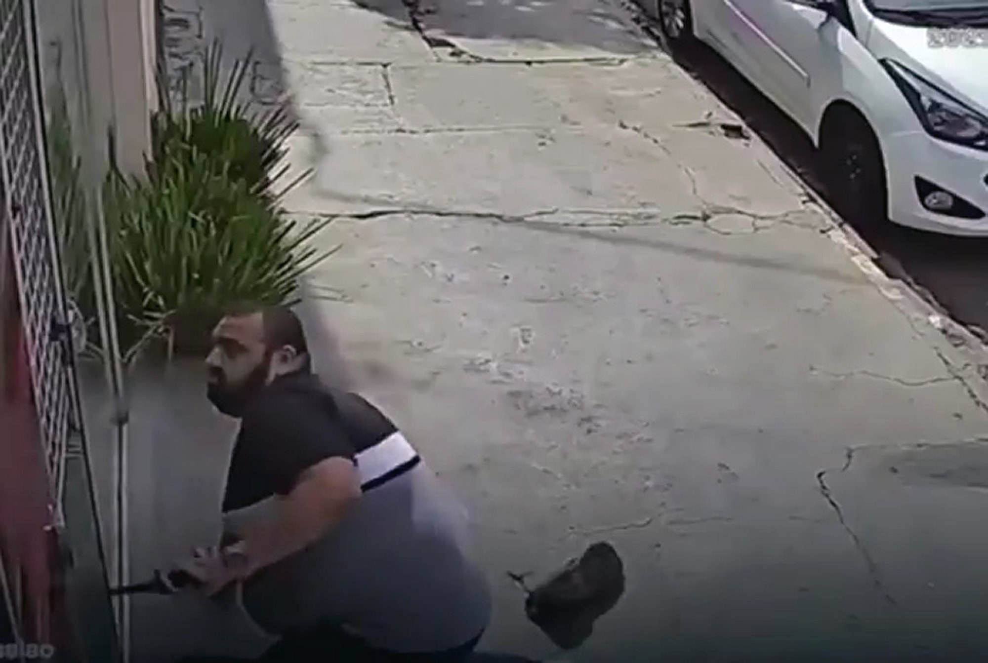 FAT CHANCE - Overweight Assasin Gets Stuck In Doorway During Bid To Kill Beautician - Article cover image