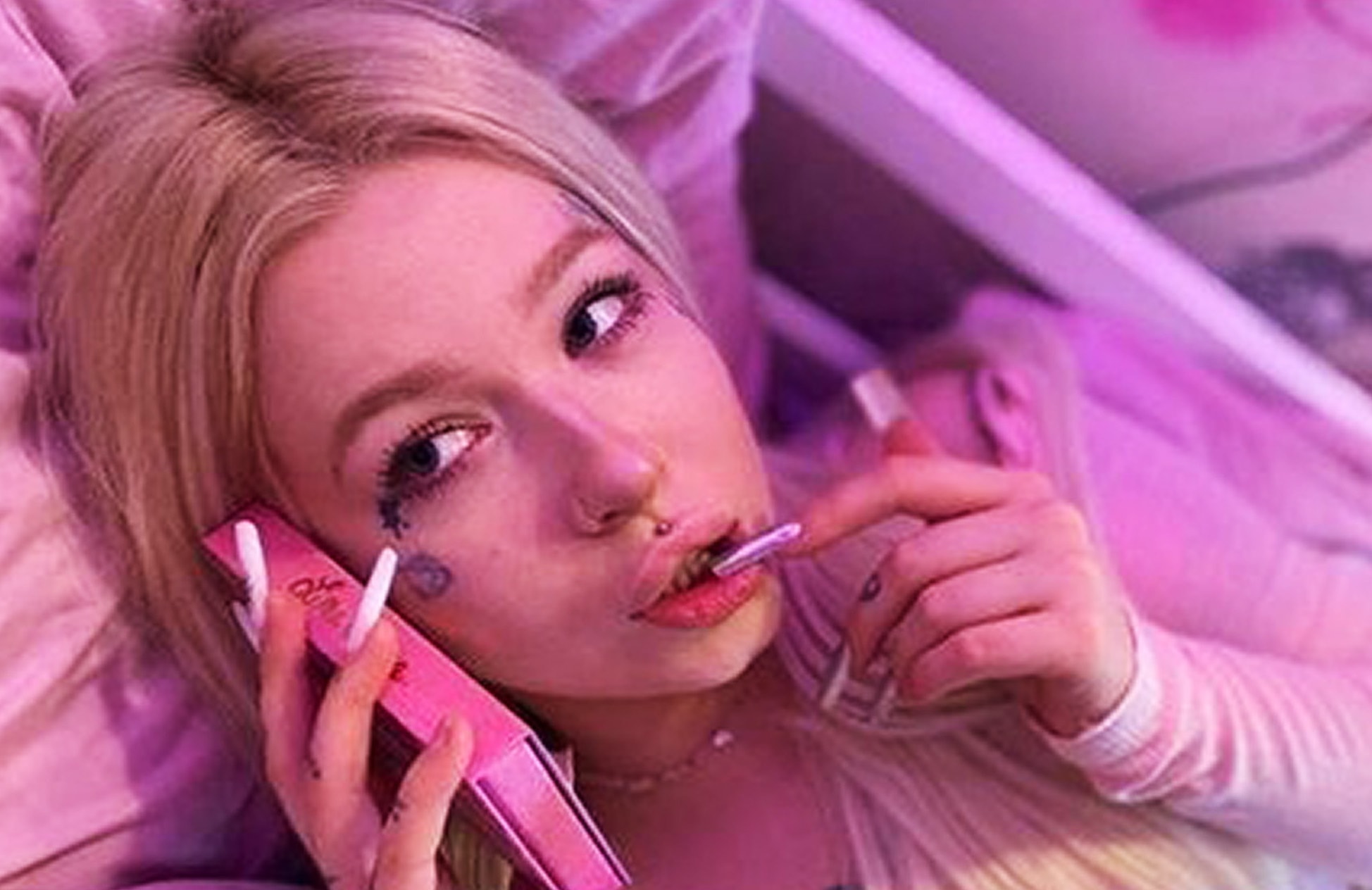 I'M WEE-LY WEE-LY SORRY - Blonde Blogger Seized After Using Her Passport As Loo Paper - Article cover image