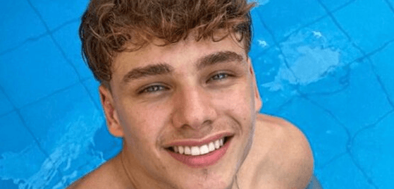 FINAL FRAME - Teen Model Drowns After Graduation Photo Shoot On Beach - Article cover image