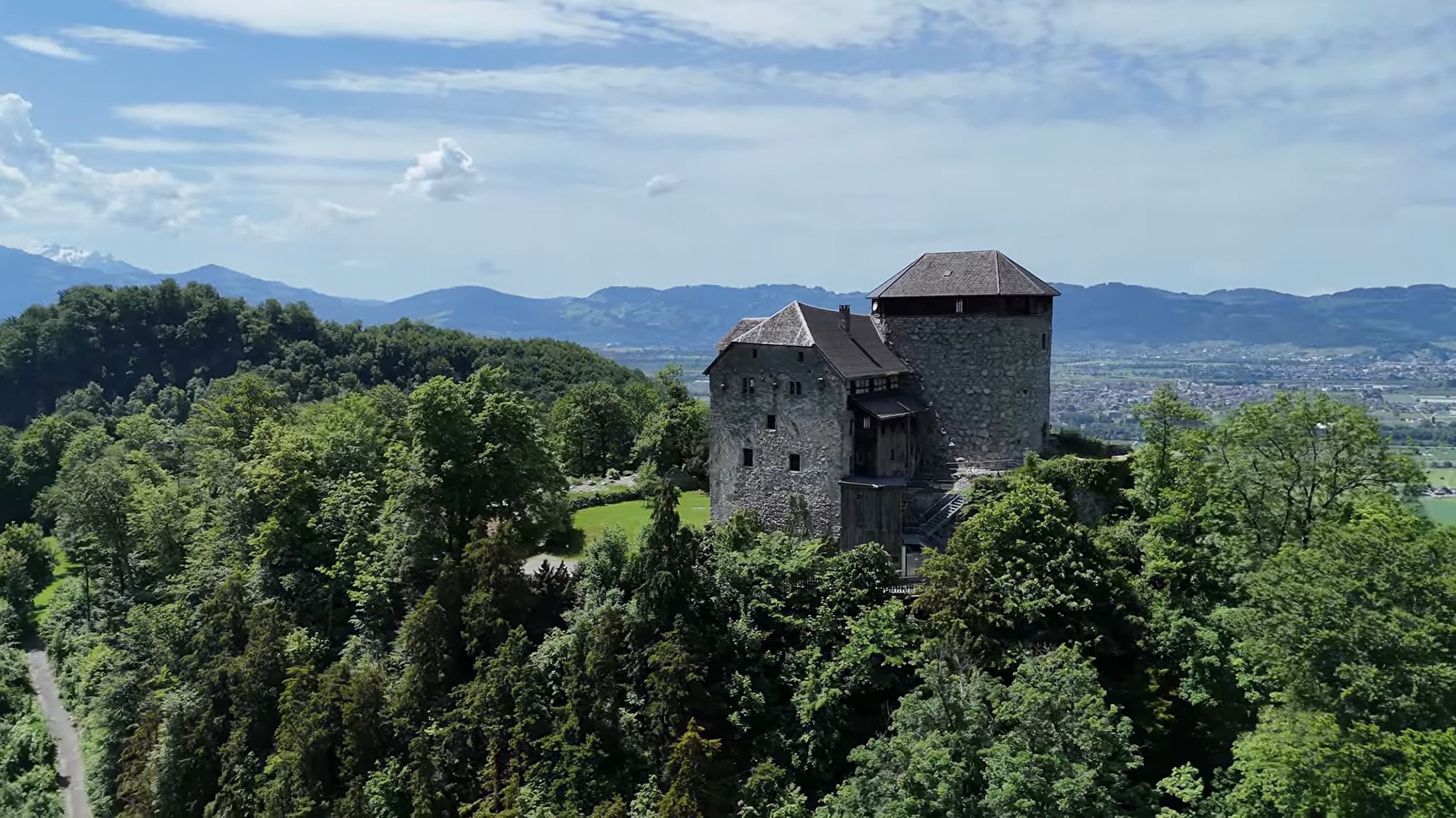 HOUSE ABOUT A FAIRY TALE CASTLE? - Historic Palace's GBP 17 Million Price Tag - Article cover image