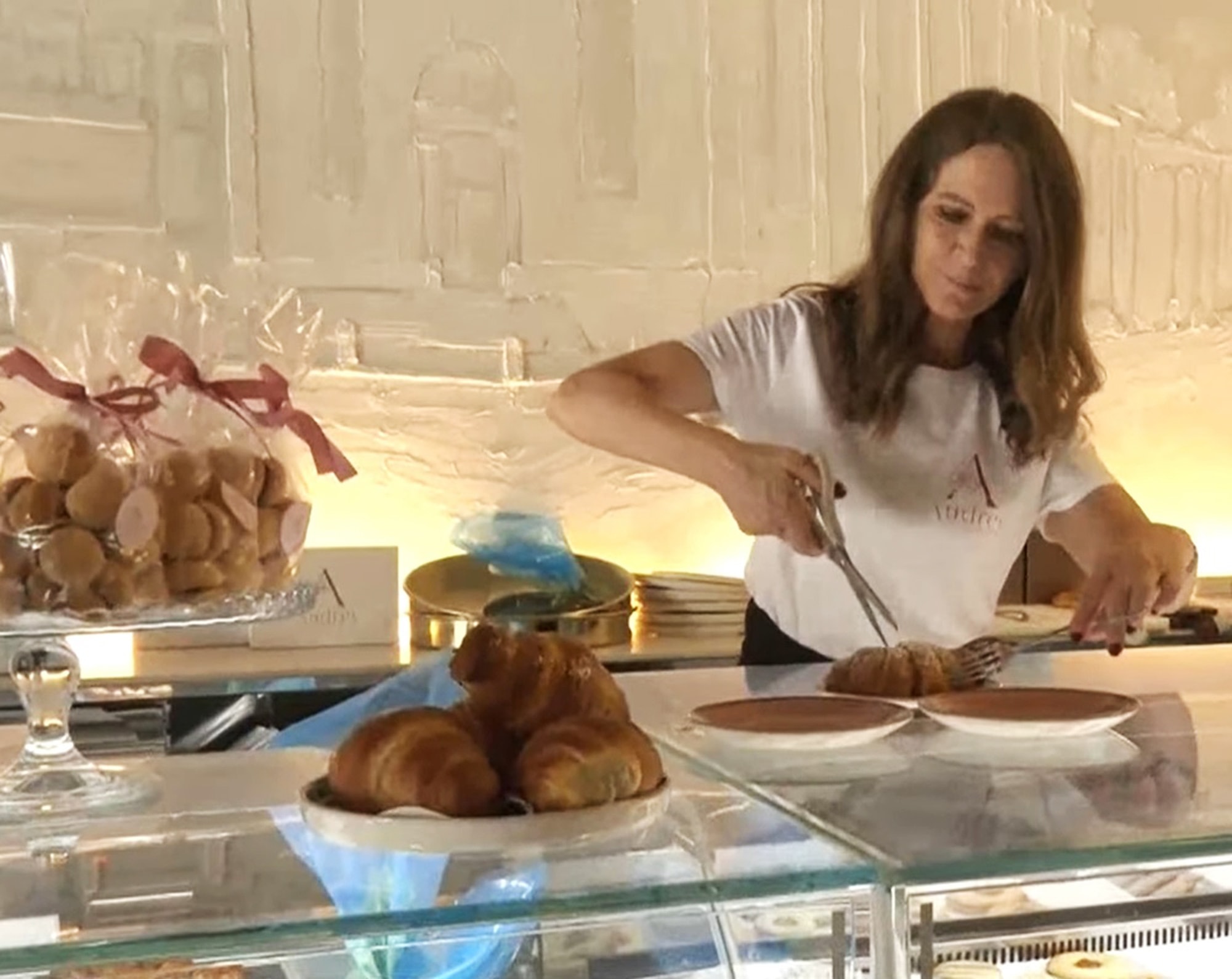 CRUMBS! 'Rip-Off' Cafe Charged Customer For Cutting Croissant In Half - Article cover image