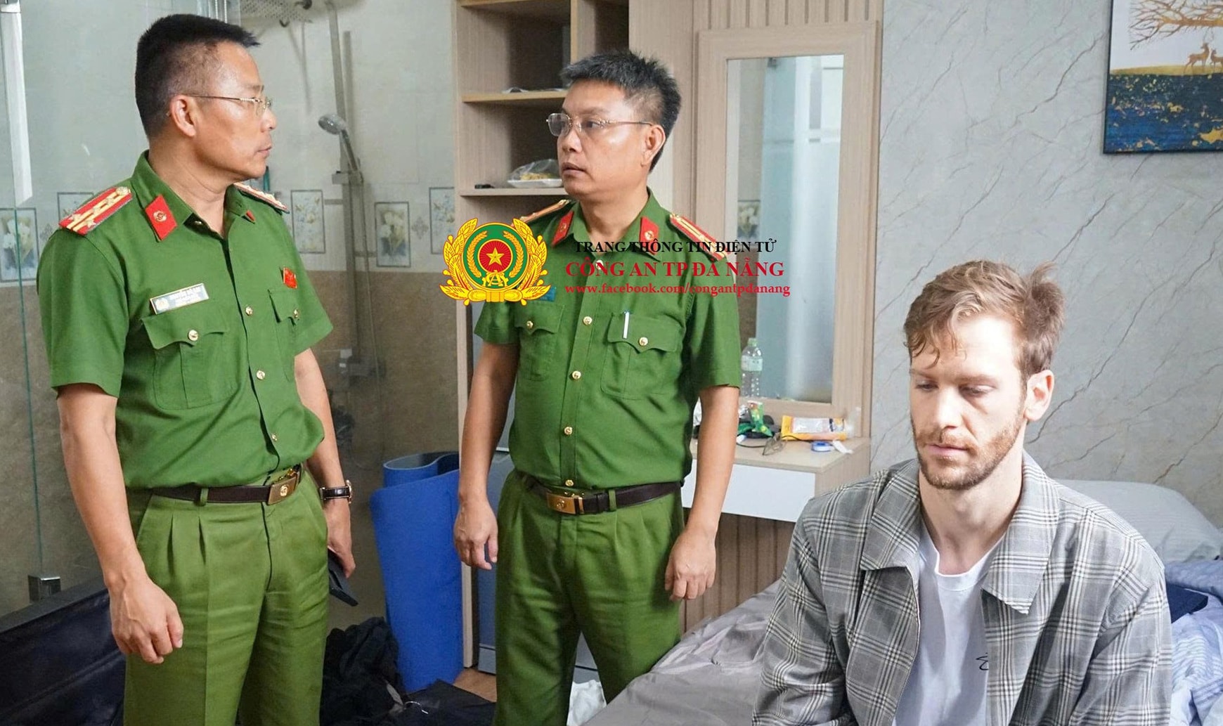 SMASH AND GRAB - American Disguised As Delivery Driver Smashes Display Case And Flees With Jewels - Article cover image