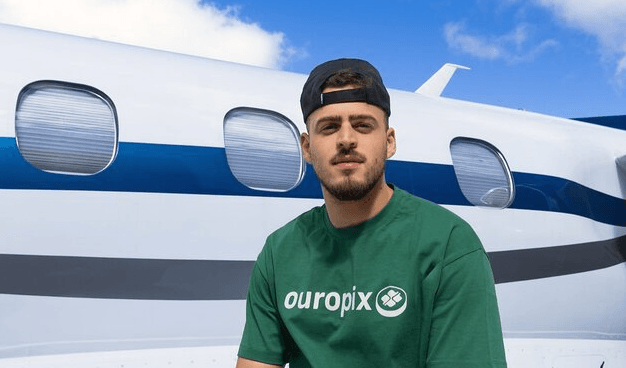 DANGER ZONE - Idiot Bloggers Throw Screaming Friend Into Tank With Huge Arapaimas - Article cover image