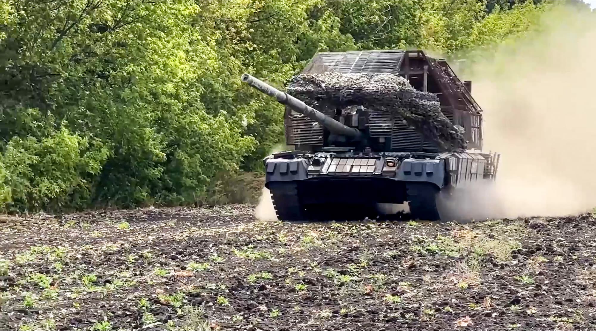 WAR ZONE – Tanks Open Fire To Support Troops In Village Battle
