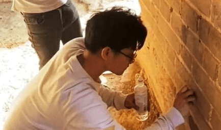 GREAT FOOL OF CHINA - Man Carves Love Message On Great Wall While Girlfriend Films Him