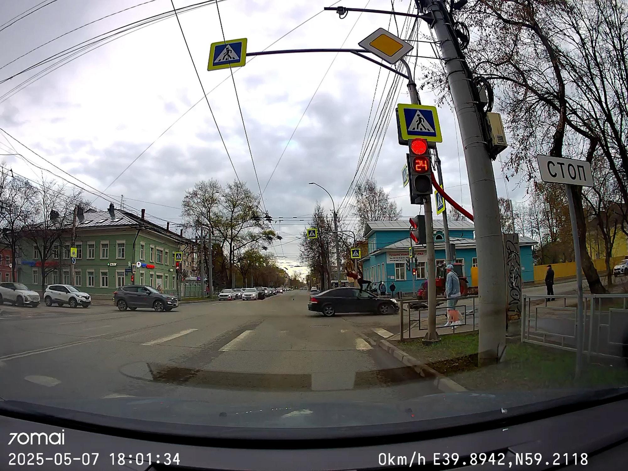 HARD BRAKE - Biker Collides With Car At Intersection With Such Force Helmet Flies Off - Article cover image