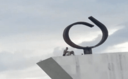 COURT IN THE ACT - Randy Pair Caught Bonking Outside Brazilian Presidential Palace And Supreme Court - Article cover image