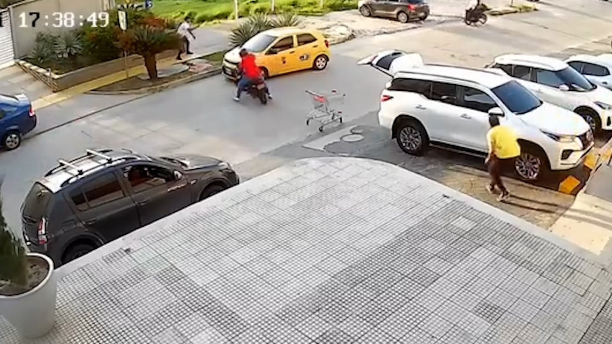 BANDITS CHOSE WRONG VICTIM - Armed Buisnessman Guns Down Robbers In Broad Daylight Attack - Article cover image