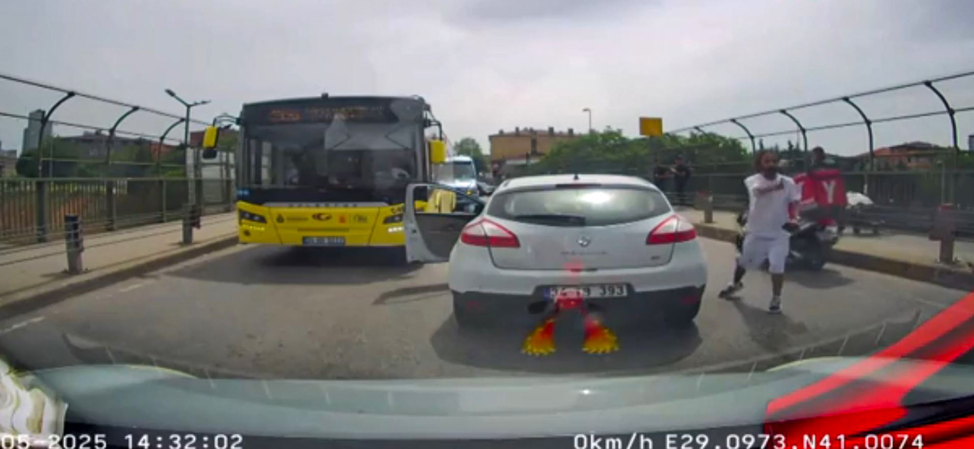 ON YER SPRAY - Road Rage Knifeman Driven Off With Fire Extinguisher - Article cover image