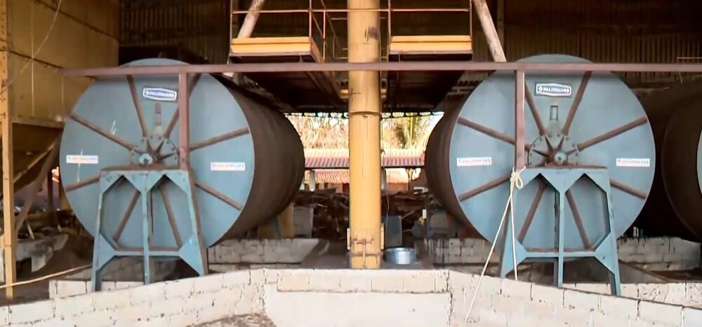 CHAIN GANG - Convict In Prison Gang Dies After Falling Into Coffee Dryer - Article cover image