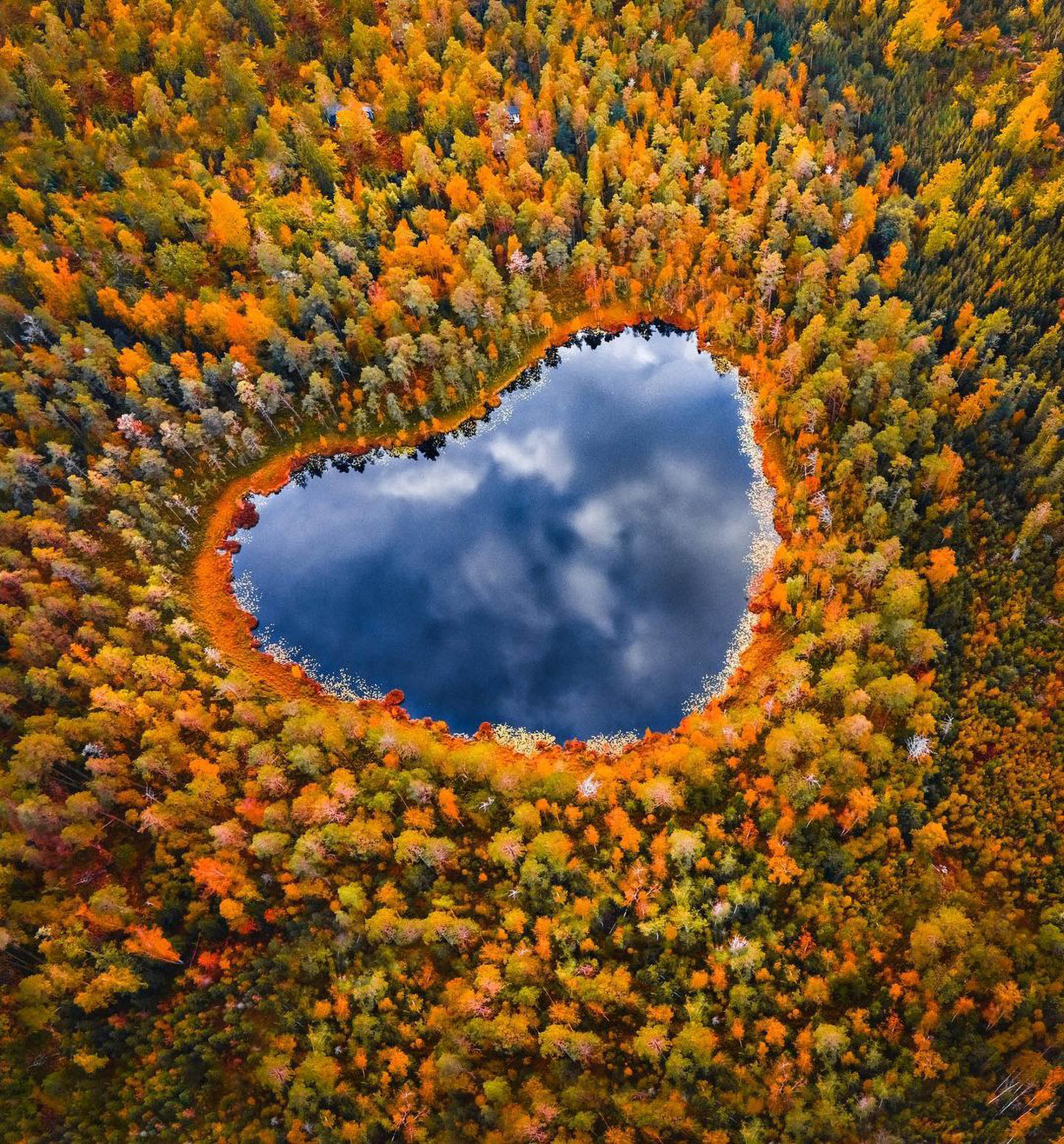Lover's Lake: Swedish Photographer Shares Stunning Images Of Heart-Shaped Lake In All Seasons - Article cover image